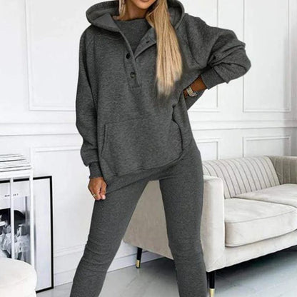 Elena – Set Comodo 3 Pezzi (Maglia + Felpa con Cappuccio + Pantaloni)